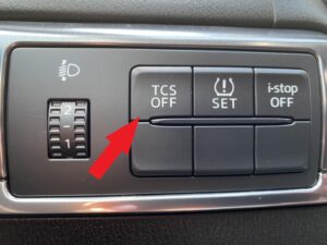 Šta uključuje i isključuje TCS dugme na Mazda automobilima ?