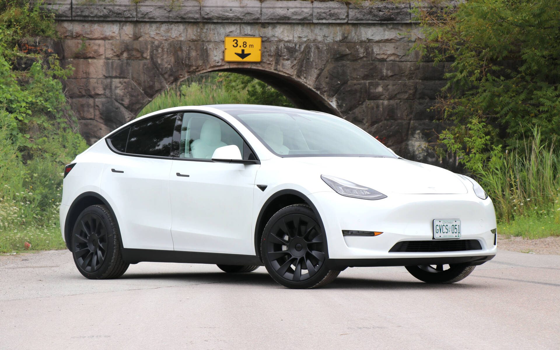 Evo kako omogućiti pomoć pri parkiranju u Tesla Model Y !