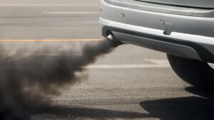 Oblak crnog dima prilikom stiskanja papučice gasa na automobilu