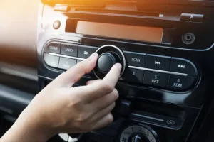 Da li puštanje muzike u automobilu troši akumulator ?