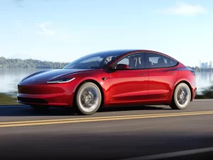 Recenzija Tesla Model 3 2024 – prednosti i mane