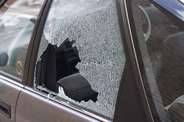 Evo šta uraditi ako je prozor na automobilu razbijen !